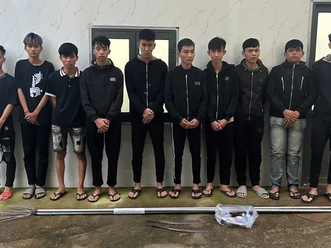 Thu giữ dao, ba chĩa và chai bia thủy tinh từ 2 nhóm thiếu niên manh động