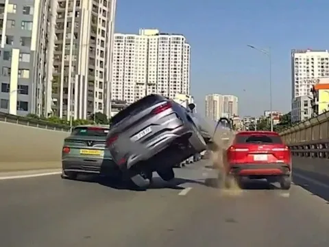 Ô tô lao đi mất kiểm soát, tông liên tiếp 2 xe khác vì nghi tài xế buồn ngủ