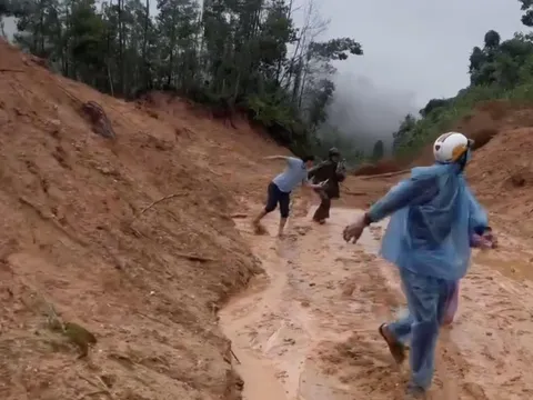 Khoảnh khắc đất đá sạt lở đổ ập xuống đường, nhóm người thoát nạn trong gang tấc