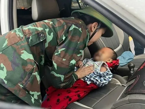 Kịp thời cứu sống bé 24 tháng tuổi rơi xuống dòng nước lũ ở Gia Lai