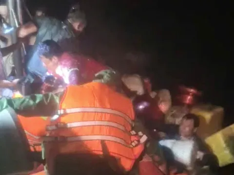 Cứu nạn thành công 13 ngư dân chìm tàu trên biển ở Cà Mau