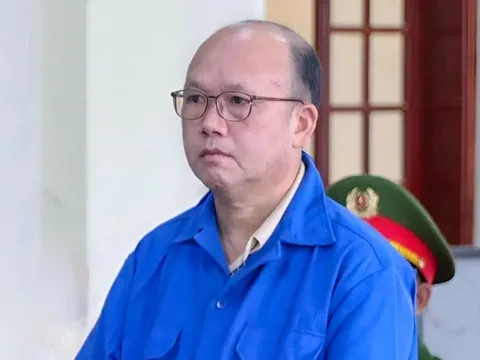 18 năm tù cho cựu bí thư xã "làm thêm" bằng... chở ma tuý thuê