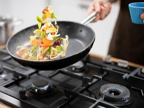 Hi hữu: Ăn cơm nấu bằng acid, 6 người trong một gia đình nguy kịch