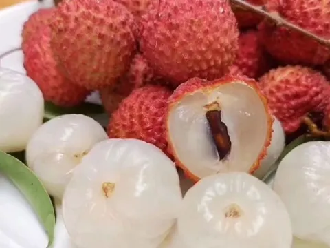 "Kẻ thù truyền kiếp" của vải thiều nguyên chất: Bác sĩ cảnh báo hai thứ tuyệt đối không ăn kèm