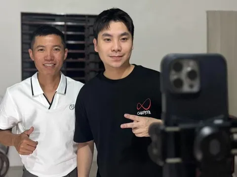 Team Quang Linh Vlogs bất ngờ livestream bán hàng trở lại