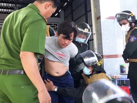 Khởi tố vụ án con trai đánh mẹ bị thương, đâm cán bộ bảo vệ