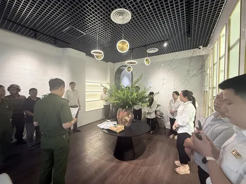 TikToker Vũ Hồng Phúc “Cún Bông" bị điều tra, cửa hàng rơi vào cảnh đìu hiu chưa từng thấy