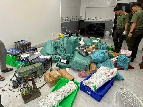 Choáng với ổ nhóm tự chế vũ khí như phim hành động rồi rao bán trên mạng xã hội