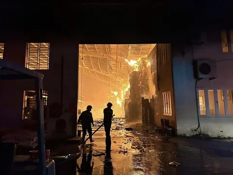 Clip kinh hoàng: Cháy lớn tại công ty bao bì ở Bình Dương