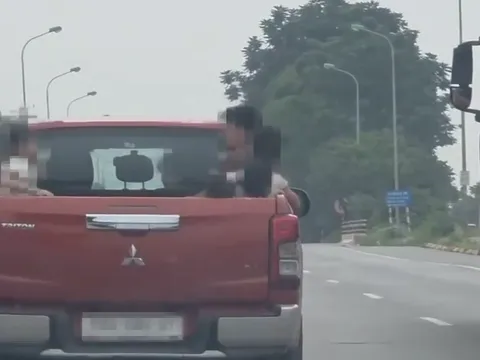 Clip: 6 trẻ em trên thùng xe bán tải lưu thông ở đại lộ Thăng Long, tài xế bị trừ 6 điểm GPLX và nộp phạt