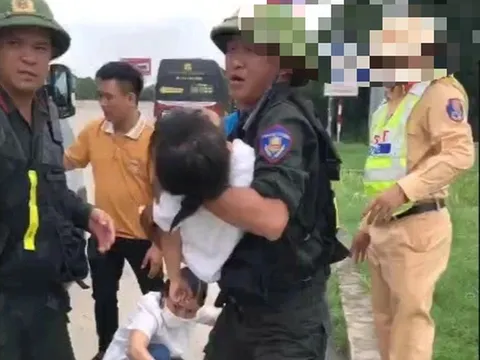 Thót tim: Cháu bé co giật trên cao tốc, CSGT mở đường đưa đi cấp cứu