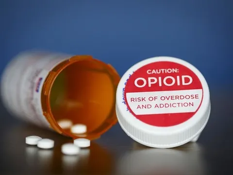 Người đàn ông suy hô hấp sau khi hút thuốc, bác sĩ lập tức cấp cứu