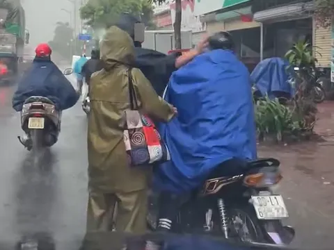 Công an vào cuộc điều tra vụ nam tài xế xe ôm bị hành hung dưới mưa