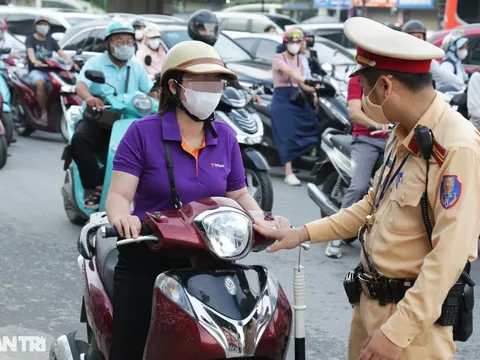 Chạy xe máy lên vỉa hè, nam thanh niên bị CSGT xử lý liền phản ứng gây sốc