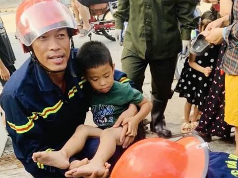 Thót tim pha giải cứu bé trai 5 tuổi kẹt chân trong ống nước sâu