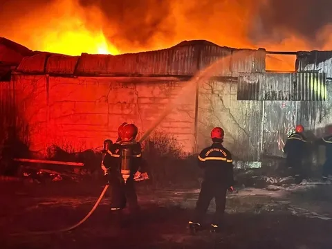 Cháy lớn thiêu rụi xưởng nhựa 1.000m², cột khói bốc cao hàng trăm mét