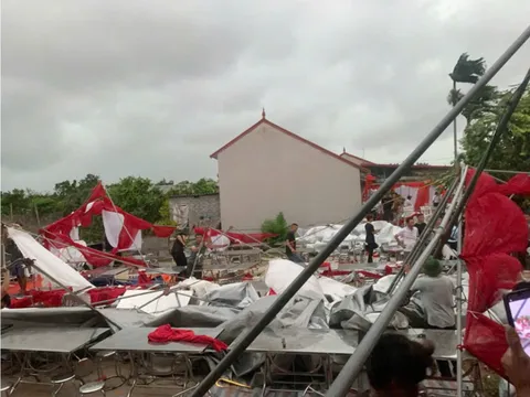 Tiệc cưới chưa kịp bắt đầu, dông lốc thổi tan 30 mâm cỗ khiến ai nấy hoảng loạn