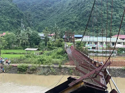 Điện Biên: Cầu treo đứt cáp, xe chở cán bộ xã đi chống bão rơi xuống sông