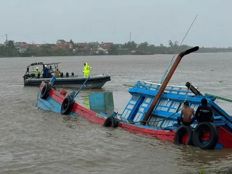 Bão Wipha khiến tàu cá lật úp trên sông Chanh, cảnh sát cứu cả 9 người thoát chết
