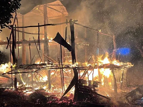 Nhà cháy dữ dội lúc đang ngủ, người phụ nữ ôm 3 con nhỏ chạy thoát thần kỳ