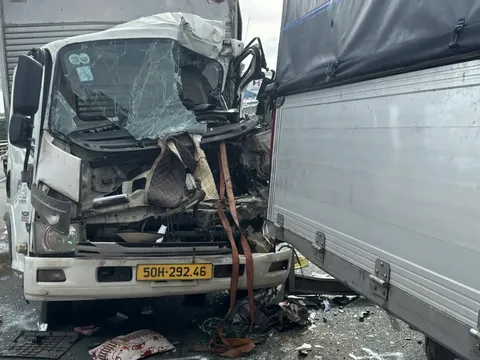 Đầu xe tải nát bét, tài xế tử vong sau cú va chạm với xe tải