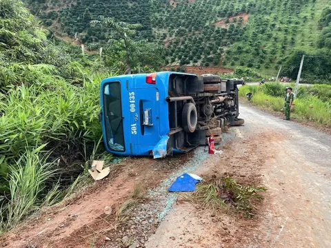 Xe chở sinh viên mất lái, lật nghiêng trên đèo khiến nhiều người bị thương