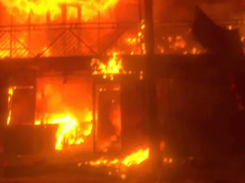 Quán mì cay bị cháy lớn thiêu rụi lúc rạng sáng