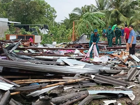 Cơn lốc dữ bất ngờ ập đến: Nhiều nhà dân bị thổi bay mái, sập đổ la liệt