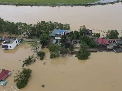 Hà Nội: Vùng “rốn lũ” huyện Chương Mỹ cô lập trong biển nước