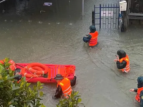 Clip: Người dân Đà Nẵng chật vật di chuyển sau cơn mưa lớn, sẵn sàng sơ tán tại khu vực ngập sâu