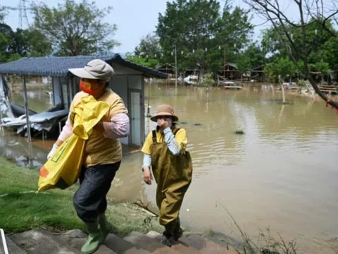 Người dân Trung Quốc chạy đua vớt tài sản sau mưa lũ