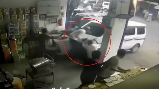 Clip: Hãi hùng cảnh ô tô mất lái, tông thẳng vào tiệm tạp hóa khiến 4 người bị thương