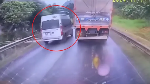 Clip: Phẫn nộ cảnh xe khách 16 chỗ vượt ẩu khiến xe tải lao thẳng xuống vệ đường