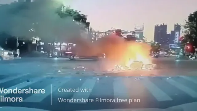 Clip: Tài xế lăn lộn hoảng loạn sau khi xe máy điện bất ngờ phát nổ như bom tại Trung Quốc