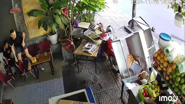 Clip: Đâm thẳng vào xe khoai chiên, thanh niên nhận kết quả không ngờ tới, hành động của chủ quán đốn tim người chứng kiến