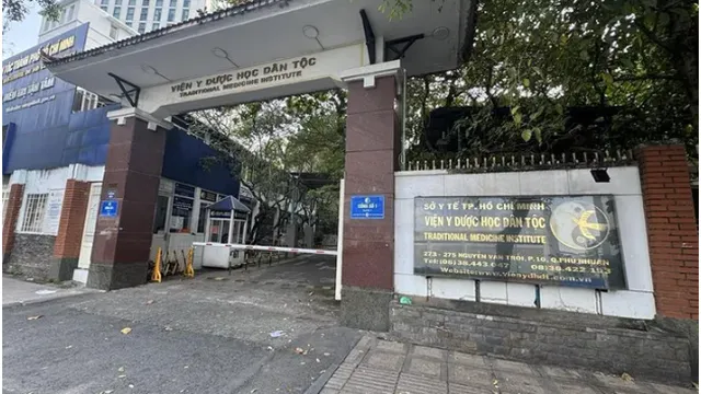 Clip: Khởi tố, khám xét nhà riêng và nơi làm việc của Viện trưởng Viện y dược học dân tộc Tp. Hồ Chí Minh