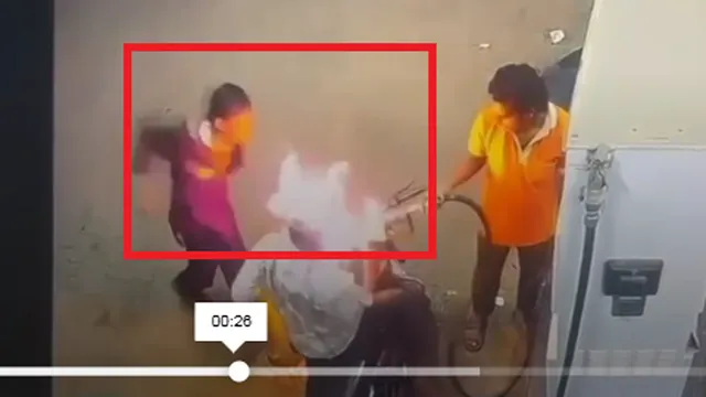 Khoảnh khắc hãi hùng khi người đàn ông châm lửa đốt xe máy tại cây xăng