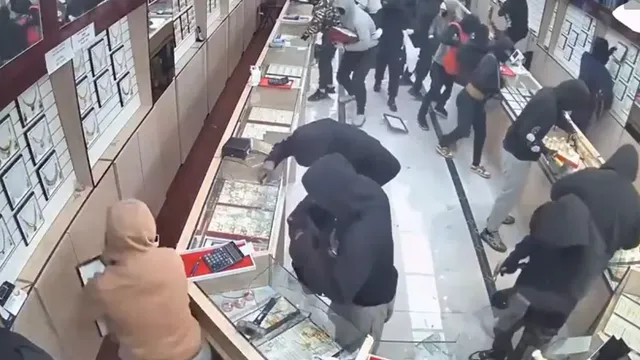 Gần 20 kẻ đeo mặt nạ, cướp sạch tiệm trang sức ở Mỹ chỉ trong 70 giây