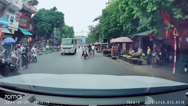 Clip: Kinh hoàng khoảnh khắc người phụ nữ lao vào gầm xe tải