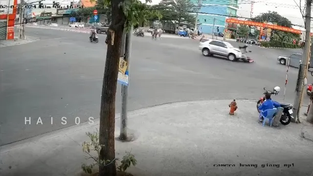 Clip: Vượt đèn đỏ, đôi nam nữ bị ô tô húc văng giữa ngã tư