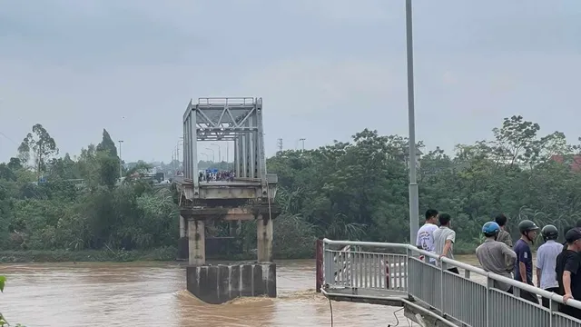 Clip: Khoảnh khắc ô tô tải rơi khi sập cầu Phong Châu