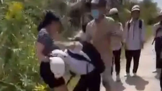 Clip: Phẫn nộ cảnh nữ sinh dùng mũ bảo hiểm đánh bạn phải nhập viện