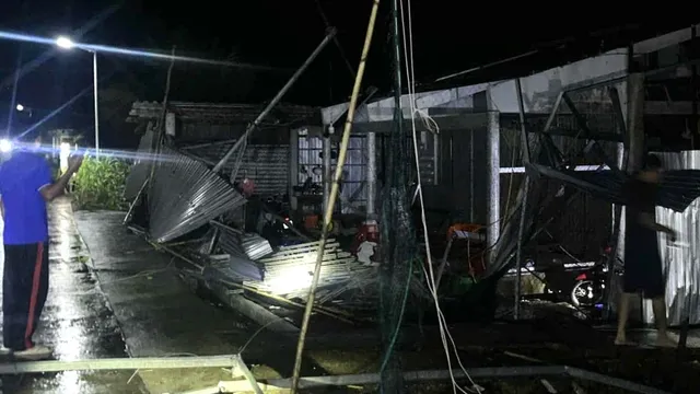 Clip: Lốc xoáy cuốn bay nhiều nhà dân ở Cà Mau, thiệt hại gần 1 tỉ đồng đáng sợ thế nào?