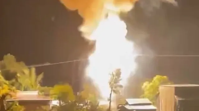 Clip: Trụ điện phát nổ, cháy lan 4 nhà dân ở Đồng Tháp