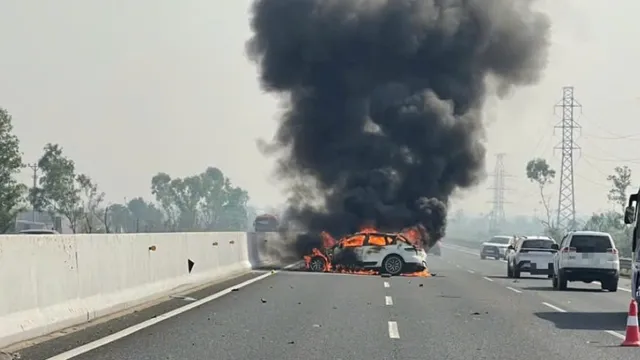 Clip: Hiện trường siêu xe Porsche cháy trơ khung sau khi “hôn đuôi” CX5 trên cao tốc Hà Nội - Hải Phòng