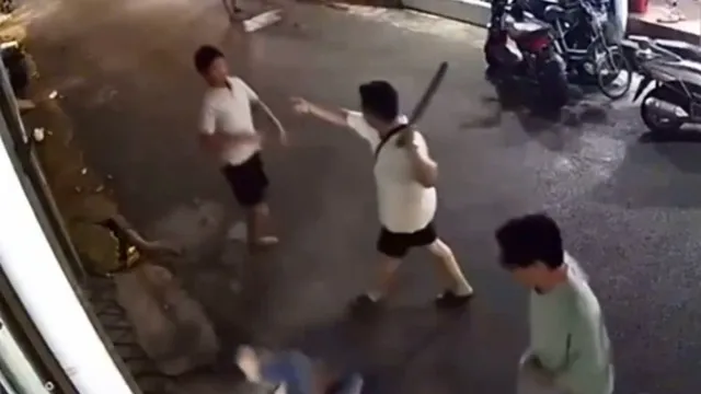 Danh tính hai thanh niên cầm gậy đuổi đánh người đàn ông ở TPHCM