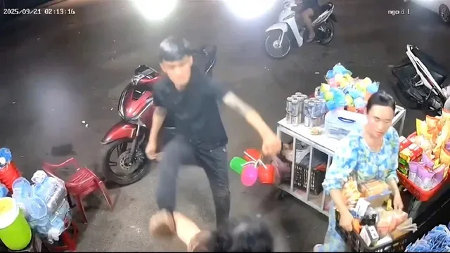 Vụ đánh thai phụ và hỏi 'biết tao là ai không?': Người mẹ thanh niên xăm trổ đội mưa xuống nhà nạn nhân nói "con dại cái mang"