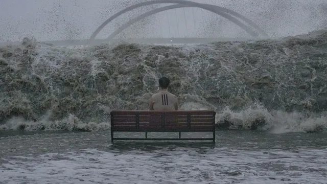 Những con số thiệt hại khủng khiếp khi siêu bão Ragasa quét qua vùng lân cận: Ít nhất 14 người tử vong, khoảnh khắc dòng nước khổng lồ nhấn chìm đường phố, ô tô gây ám ảnh