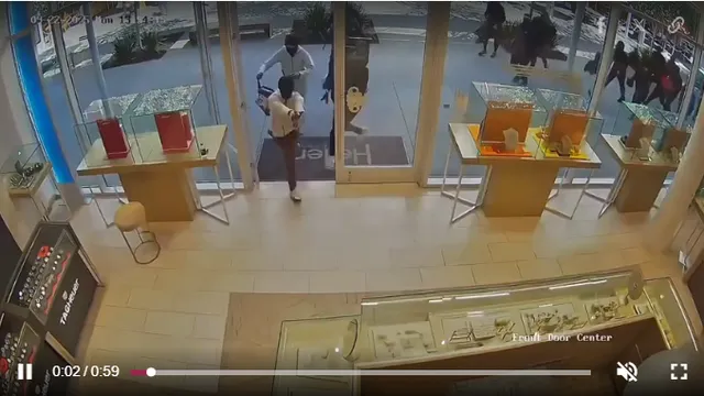 Danh tính nhóm 7 người từ 17-31 tuổi bị bắt vì cầm súng cướp tiệm vàng trong trung tâm thương mại ở California