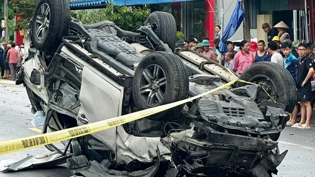 Clip: Hãi hùng khoảnh khắc Fortuner lao như tên bắn giữa trời mưa, lộn vài vòng rồi lật ngửa giữa đường, báo hại 1 người đi xe máy tử vong